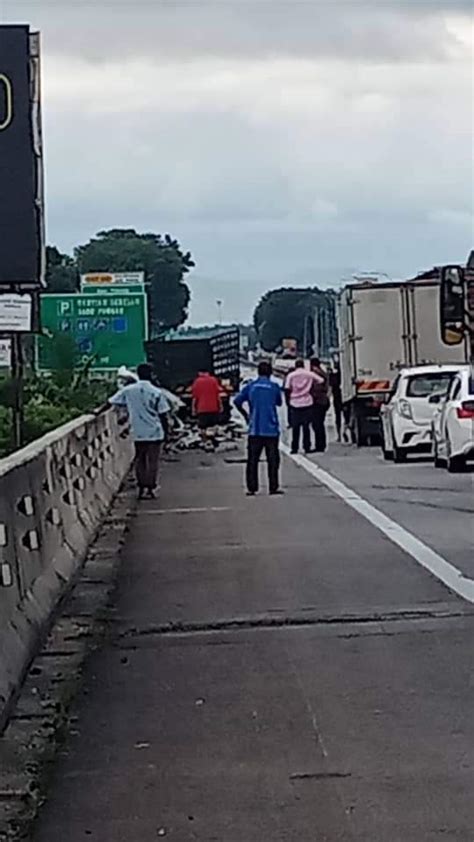 Kereta mereka dipercayai terbabas dan bertembung dengan treler yang datang dari arah bertentangan, katanya. Pelajar IPTS Maut, Rakan Parah Selepas Audi RS Dipandu ...