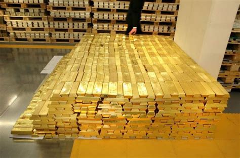 The fort knox gold mine is an open pit gold mine, 9 mi (14 km) east of fox in the fairbanks mining district of alaska. How Much Gold Is Currently Being Stored In Fort Knox? (7 pics)