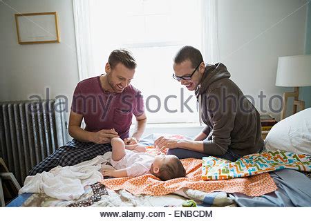 So wichtig zärtliche blicke und sanfte berührungen sind, so sehr braucht man das gefühl, vom partner gewollt zu werden ; Glückliche Schwule paar auf Bett Stockfoto, Bild: 91430875 - Alamy