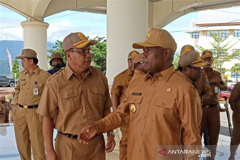 Seakan aku menunggumu datang malam ini, dan banyak berharap selagi televisi menyala itu tetap mengabarkan jadi kita kena hormati pandangan orang, selagi ia tak menyalahi undang2 dan syarak. Papua Terkini - Selagi aman, mahasiswa Papua Barat ...