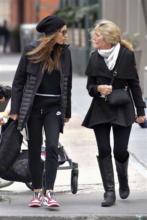 Weitere ideen zu jessica biel, street style jessica alba, modestil. jessica biel sports all black as she steps out with her ...