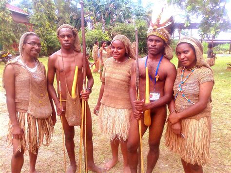 Baju adat papua perempuan ini dibuat dari susunan daun sagu kering yang nantinya akan digunakan untuk menutupi bagian tubuh tertentu seperti tubuh bagian bawah. Kote Dan Moge Adalah Pakaian Adat Suku MEE di Ukur Dari ...