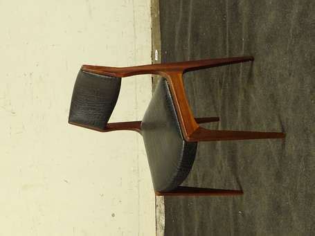 Avant chaque vente, la douane publie en. Suite de six chaises en teck, les montants profilés, les ...