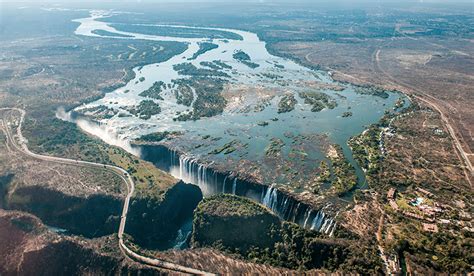 The upper zambezi river is a very long section of the river stretching from eastern angola, but for our purposes, we refer only to the section just above and including the victoria falls. The Zambezi River, an indelible tourisme link between Zambia and Zimbabwe | Perspectives