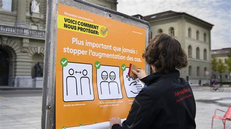 Si ce nombre est inférieur à 1, cela signifie qu'il y a moins de nouvelles infections. Nouvelles Mesures Covid Suisse Affiche - Une Reprise De L ...