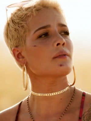 You know i'd be lyin' sayin'. Halsey: Neues Video "Bad At Love" - laut.de - News