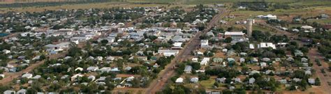 The tropic of capricorn lies at 23.5 degrees south of the equator and runs through australia, chile, southern brazil (brazil is the only country that passes the tropic of capricorn is the most southern latitude on the earth where the sun can appear directly overhead. Longreach, QLD - Aussie Towns