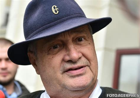 Sunt tânar, doamnă, vinul mă știe pe de rost și ochiul sclav îmi cară. PORTRET: Mircea Dinescu - de la dizidenţă la … „politică ...