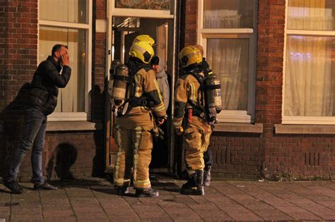 Twee huizen boven de woning waar brand uitbrak zijn ontruimd. Vrouw en kind uit huis door gaslucht Wouwermanstraat Den ...