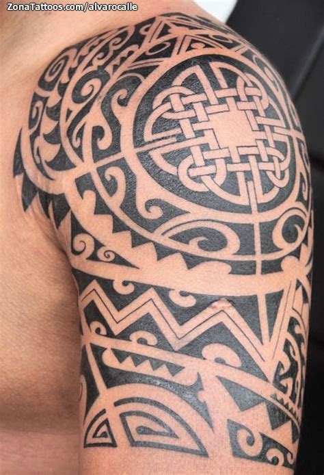 Los tatuajes maories en los brazos son de los más usados pueden ser en el brazo completo o generalmente comenzar en el hombro y parte del pecho para extenderse hasta diversas alturas del. Tatuaje de Maoríes, Hombro