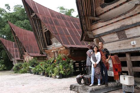 Rumah adat batak terdiri atas 2 bangunan utama yaitu ruma (tempat tinggal) dan sopo (lumbung padi). Tua & Tradisionil Nusantara: Rumah adat Batak, Tapanuli ...