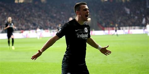 C'est filip #kostic, le joueur de.@eintracht qui est disponible. Vratio se Filip Kostić VIDEO - Sportska centrala