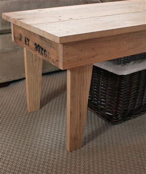Another pallet project for you! DIY Rustic Pallet Coffee Table | Pallet Furniture Plans