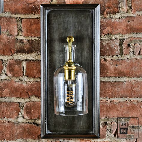 Il habille un pied de lampe tout en diffusant la lumière par le haut et par le bas. Abat-jour bouteille antique en verre - AM/PM