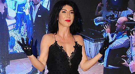 Over the past decade, she has introduced various styles to the ever expanding, turkish pop music scenery. Hande Yener, büyük ikramiyeyi gözüne kestirdi!..