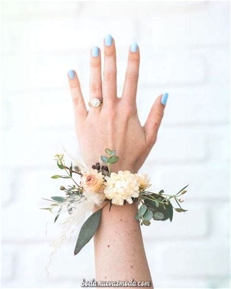 Idee fai da te originali a tema mare, fiori, farfalle, shabby chic, vintage, uncinetto coordinati con il tableau di matrimonio. Chic y Elegante Brazalete Ramillete de Ideas que no te lo Puedes Perder! | Ramillete de boda ...