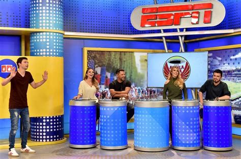 Este martes, en espn radio colombia, carlos orduz sufrió la caída de una pantalla gigante. Nexo, el nuevo programa de Espn en Colombia