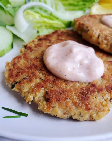 The slather it on a giant piece of salmon and dinner's done. Keto Friendly Salmon Cakes With Garlic Aioli / Easy Salmon ...