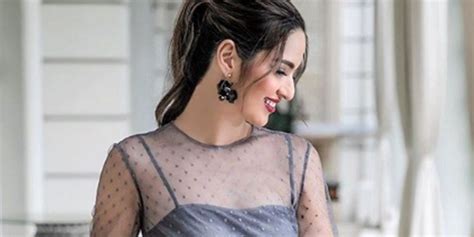 Kenakan Kebaya Modern Nia Ramadhani Nampak Anggun saat ...