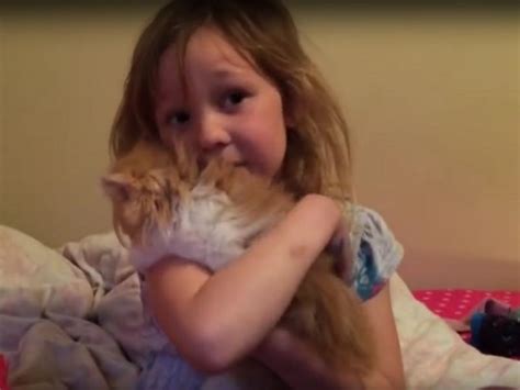 Babys und kleine kinder genießen es, wenn sie im elternbett schlafen dürfen. Kleines Mädchen bekommt süßes Kätzchen zum Geburtstag