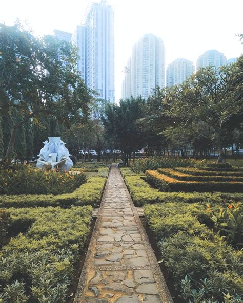 Taman cattleya atau dikenal juga sebagai taman tomang merupakan sebuah objek wisata alam di tengah kawasan jakarta barat yang padat. Harga Tiket Masuk Taman Cattleya