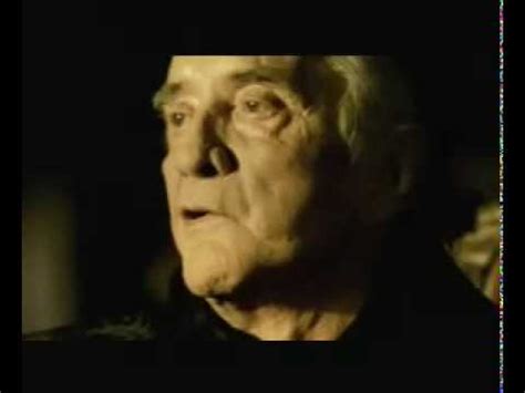 Part rockabilly rebel, part campfire storyteller, part outlaw in black, his hearty baritone has remained the essence of country music. Johnny Cash - Hurt - YouTube