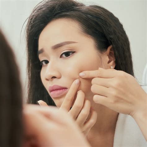 Sebagai cara menghilangkan bekas jerawat dan flek hitam aplikasikan base makeup berkualitas yang dapat menyamarkan noda. Cara Jitu Hilangkan Bekas Jerawat dengan Natur-E | Natur-E