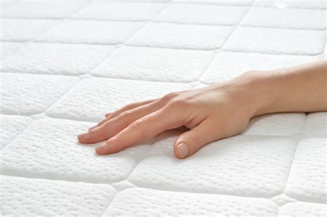 Eine matratze lässt sich auf verschiedene weise reinigen, je nach art der verschmutzung und bestimmter 1 grundsätzliche reinigung von matratzen. Matratze reinigen - 4 Tipps & Tricks!