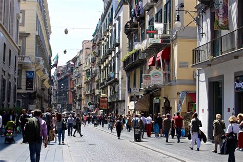 Jahrhundert eine der größten städte europas und zuhause vieler. Neapel - Die Stadt der Pizza, Pasta und Mafiosi | Rapunzel ...