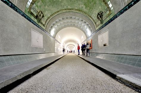 Gerne vermitteln wir sie auch an die nilsson fliesenleger. strasser gibt den Fliesen Halt im Alten Elbtunnel ...