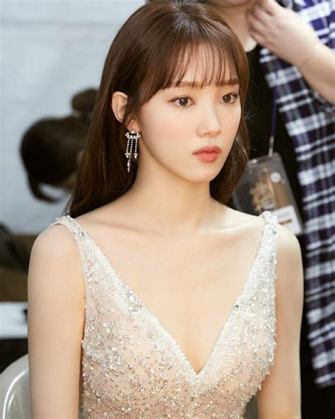 Lee began her entertainment career as a model where she competed at the local super model contest in 2008. Lee Sung Kyung | 결혼식 메이크업, 헤어스타일