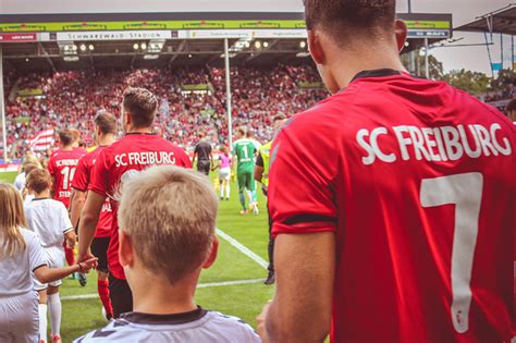 Der sc freiburg stand lange im schatten des damaligen spitzenvereins freiburger fc.vor der einführung der gauligen spielte der sc überregional keine rolle. Warum man den SC Freiburg lieben muss - Reservix | Dein ...