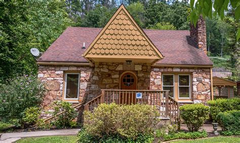 Avoid costly fees and gain in service by dealing directly with the vacation rental management company. Gatlinburg Cabin Rentals - Simones Cottage