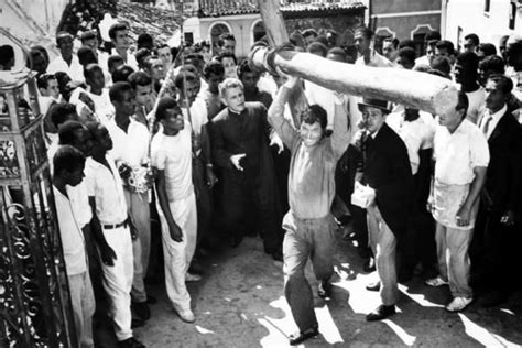 Shot in salvador, bahia, it stars leonardo villar. Crítica | O Pagador de Promessas (1962) - Plano Crítico ...