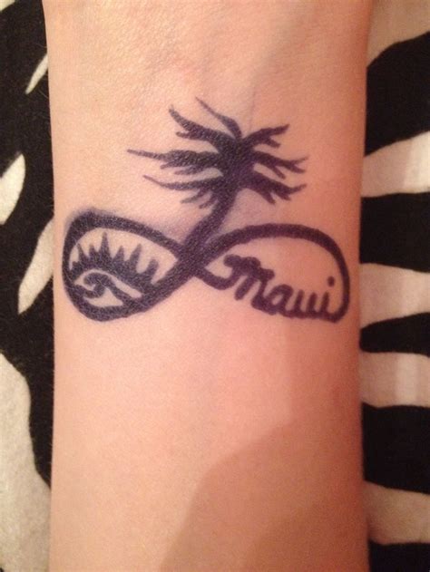 Examples of traditional tattoo art include swallows, stars, pin ups, daggers, anchors, sharks, and hawaiian motifs, among others. Hawaii henna tattoo #maui#palmtree#wave#sun | Henna designs, Henna tattoo, Henna