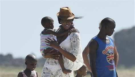 Pascal le segretain/ getty images. Naomi Campbell, giochi con i bimbi keniani