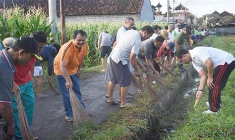 Banyak sekali bentuk gotong royong di sekolah. gotong-royong - Saintif