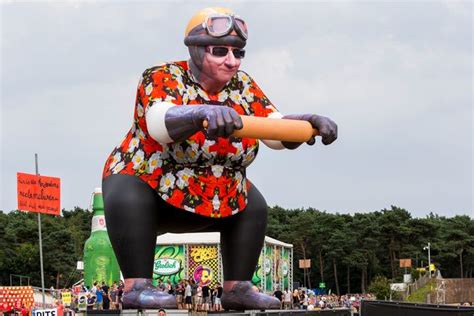 Tante rikie testte voor ons en jullie het openbaar vervoer naar de zwarte cross alvast. Gemist? Halfblote man steekt voorbijganger neer in Zwolle ...