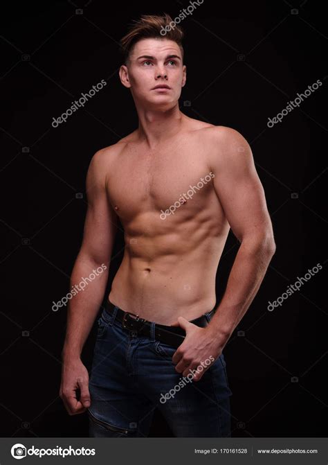 Black guy bangs young hottie at kastestube.com. Gezonde tiener jongen shirtless op een zwarte achtergrond ...