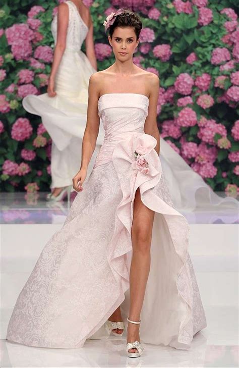 Lascia che il destinatario senta il tuo affetto attraverso un regalo personalizzato. Spose Particolari : Abiti Da Sposa 2020 Piu Belli Ecco I ...