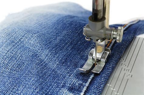 Jeans, come accorciarli facendo l'orlo sfrangiato senza usare ago e filo come una vera pro. Come fare una borsa da un paio di jeans | Foto - Non sprecare