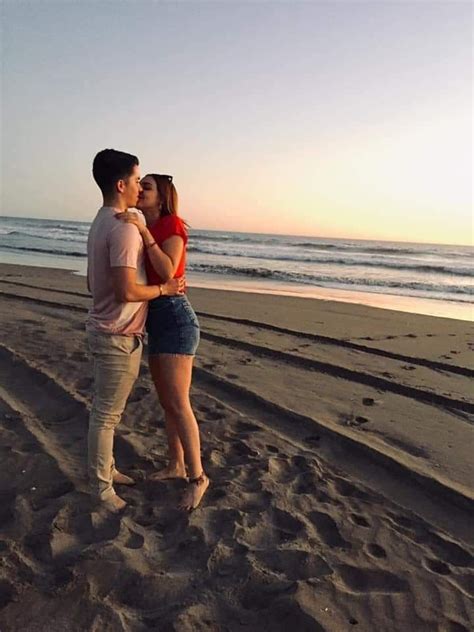 Es un momento de tranquilidad, donde la. Bella pareja besándose en la playa. | Besos de parejas ...