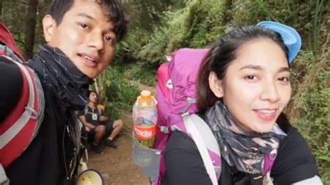 Bisa dibilang bagi para pendaki gunung, hal seperti ini merupakan suatu hal yang menguji adrenalin dan menjadi kesan tersendiri. Pertama Kali, Bersama Teman, Dinda Kirana Naik Gunung Prau ...