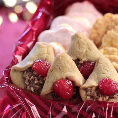 From her grandma's coconut cake to her slow cooker macaroni cheese she really has got. Trisha Yearwood Christmas Bell Cookies/Foodnetwork. : 20 ...