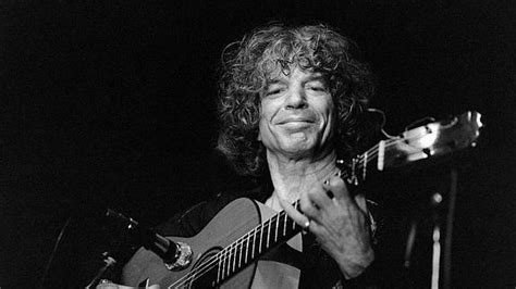 A los 10 años ya participaba en giras internacionales y era conocido como el niño de los pies de oro. Fallece el guitarrista de flamenco francés Manitas de ...