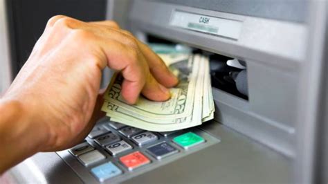 หนุ่มโปรแกรมเมอร์ชาวจีนถอนเงินสดเล่นๆ จากตู้ ATM กว่า 30 ล้านบาท โดย ...