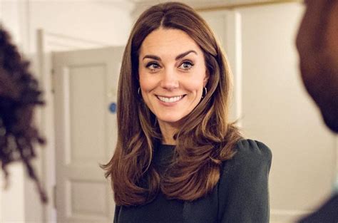 William kate księżna diana rodziny królewskie luźne stylizacje stylowe ubrania księżniczki księżna cambridge strój celebryci. Księżna Kate spędziła dwa dni w szpitalu na oddziale ...