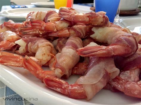 Gamberi fritti al cocco per un secondo piatto di pesce sfizioso, ma anche un antipasto finger food. CODE DI GAMBERI AVVOLTE NELLO SPECK | vivincucina