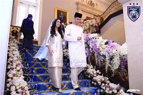 Princess tunku tun aminah sultan ibrahim, 31, the only daughter of the sultan of johor, tied the knot with dennis muhammad abdullah, 28, capping a romance of over three years. Foto-Foto Majlis Pertunangan Dan Pernikahan Tunku Tun ...