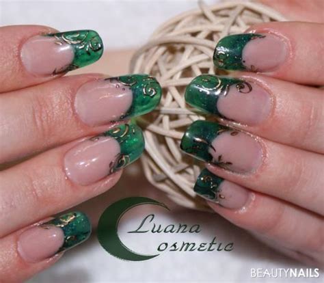 Aug 10th, 2020 · 0 comment. Grün und Gold Acrylnägel